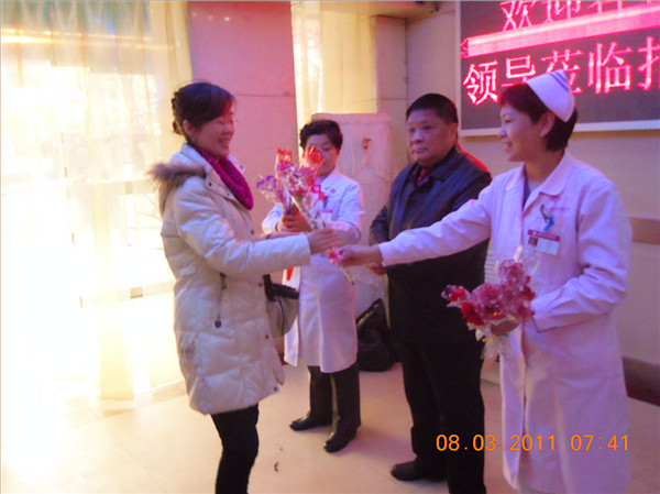 三八妇女节我院领导为女员工送花